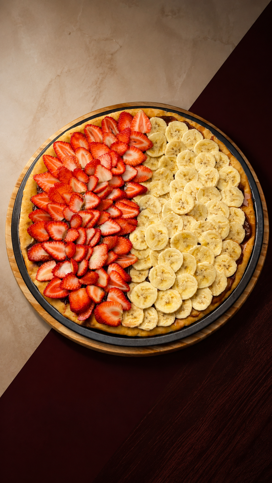 Pizza doce Dom Pillone com morango de um lado e banana do outro