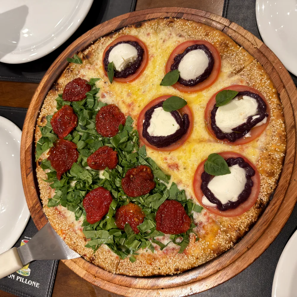 Pizza real da Dom Pillone servida sobre tábua de madeira